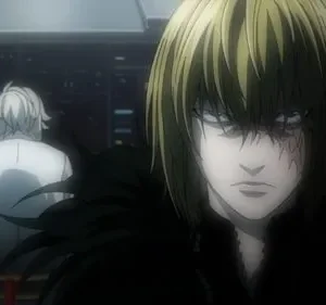 Jovem loiro com cicatriz no rosto encara intensamente. Ao fundo, figura de costas em quarto escuro com luzes azuis. Tensão.