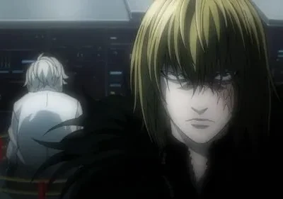 Jovem loiro com cicatriz no rosto encara intensamente. Ao fundo, figura de costas em quarto escuro com luzes azuis. Tensão.