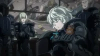 Personagens de anime em trajes táticos. Um de cabelo branco segura um robô, uma loira séria olha à frente. Fundo com pessoas e dinheiro. Clima intenso.