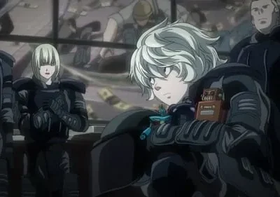 Personagens de anime em trajes táticos. Um de cabelo branco segura um robô, uma loira séria olha à frente. Fundo com pessoas e dinheiro. Clima intenso.