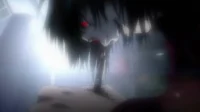 Personagem de anime com cabelo preto bagunçado, olhos vermelhos brilhantes e expressão furiosa, segurando um objeto pontiagudo. Cenário escuro com luz intensa. Clima sombrio.
