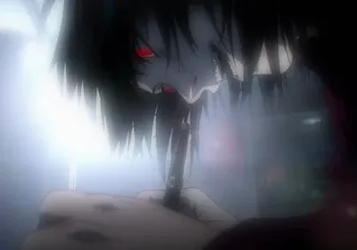 Personagem de anime com cabelo preto bagunçado, olhos vermelhos brilhantes e expressão furiosa, segurando um objeto pontiagudo. Cenário escuro com luz intensa. Clima sombrio.