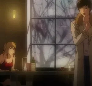 Mulher de vestido vermelho à mesa, surpresa. Dois homens sérios, um de sobretudo, estão de pé. Cena escura em restaurante com janela invernal.