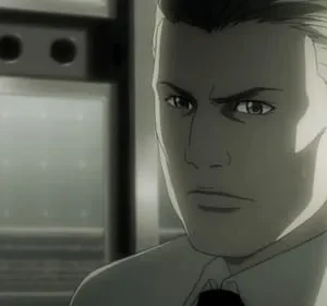 Homem anime sério de cabelo claro em sala escura com telas. O clima é sombrio e investigativo.