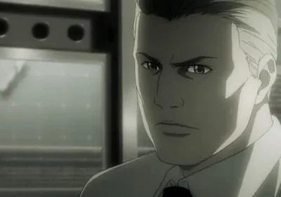 Homem anime sério de cabelo claro em sala escura com telas. O clima é sombrio e investigativo.