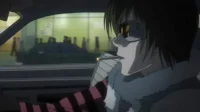 Personagem anime de óculos de aviador e gola de pelo, fumando dentro de um carro. Cidade noturna borrada com pessoas e táxi ao fundo.