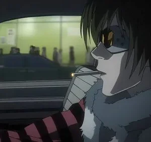 Personagem anime de óculos de aviador e gola de pelo, fumando dentro de um carro. Cidade noturna borrada com pessoas e táxi ao fundo.