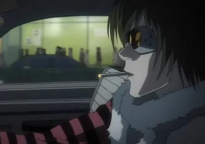Personagem anime de óculos de aviador e gola de pelo, fumando dentro de um carro. Cidade noturna borrada com pessoas e táxi ao fundo.