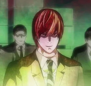 Homem de cabelo avermelhado e sorriso sinistro lidera 3 homens em ternos escuros, banhados em luz verde. Clima tenso e misterioso.