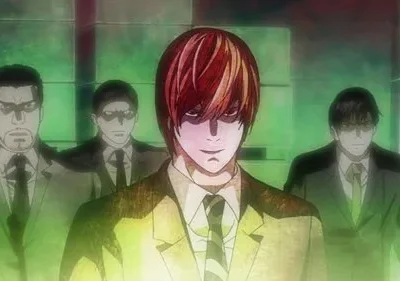 Homem de cabelo avermelhado e sorriso sinistro lidera 3 homens em ternos escuros, banhados em luz verde. Clima tenso e misterioso.