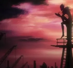 Silhueta de criatura esguia sentada em torre, escrevendo. Céu dramático vermelho/roxo com nuvens escuras sobre cidade e guindastes.