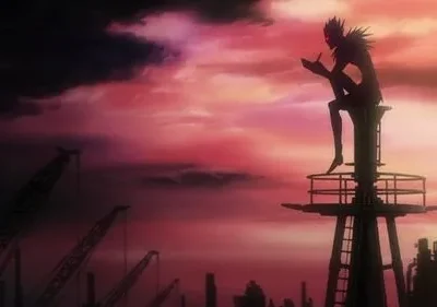 Silhueta de criatura esguia sentada em torre, escrevendo. Céu dramático vermelho/roxo com nuvens escuras sobre cidade e guindastes.