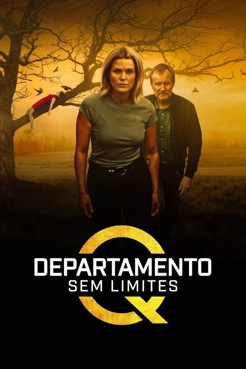 Mulher e homem sérios em campo aberto. Árvore seca com figura vermelha pendurada e corvos voando. Céu laranja, clima misterioso.