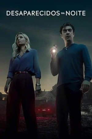 Duas pessoas em uma paisagem escura. Um homem ilumina o ambiente com uma lanterna enquanto uma mulher observa, tensa. Um carro no fundo.