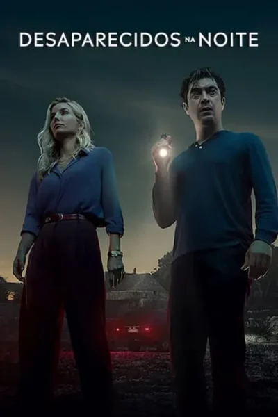 Duas pessoas em uma paisagem escura. Um homem ilumina o ambiente com uma lanterna enquanto uma mulher observa, tensa. Um carro no fundo.