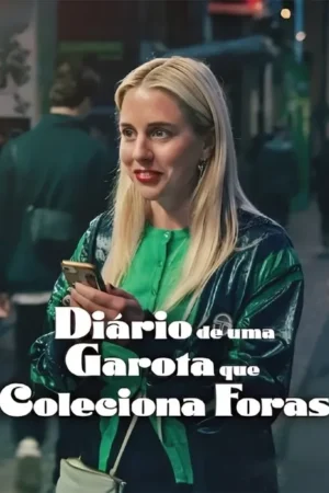 Uma mulher loira sorri, segurando um celular numa rua movimentada à noite. Veste camisa verde e jaqueta escura. Clima urbano.