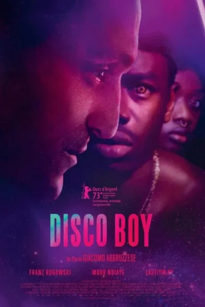 Rostos de três pessoas iluminados por neon roxo e rosa. Expressões intensas, olhares diversos. Clima de mistério e drama.