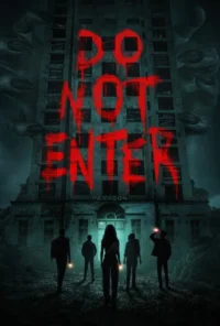 Edifício sombrio com 'DO NOT ENTER'em vermelho. Mãos monstruosas cercam o prédio. Cinco silhuetas com lanternas olham para ele.