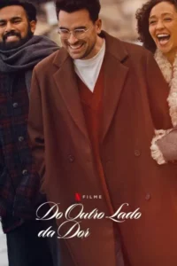 Três amigos riem felizes em roupas de inverno:dois homens e uma mulher. O central usa óculos e casaco marrom. Atmosfera alegre.