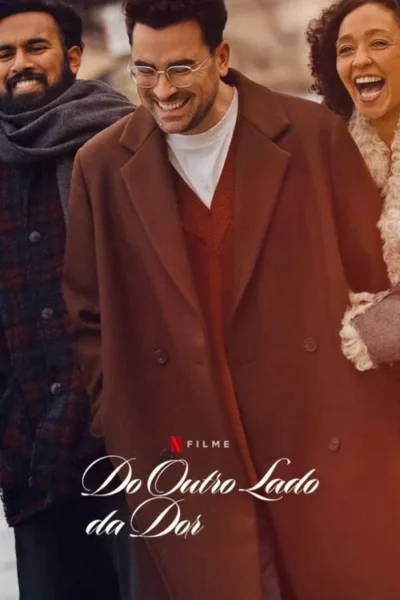 Três amigos riem felizes em roupas de inverno: dois homens e uma mulher. O central usa óculos e casaco marrom. Atmosfera alegre.