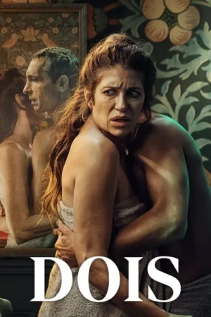 Mulher chocada, de toalha, é abraçada por homem. Ao fundo, reflexo de casal em abraço íntimo. Clima misterioso e tenso.