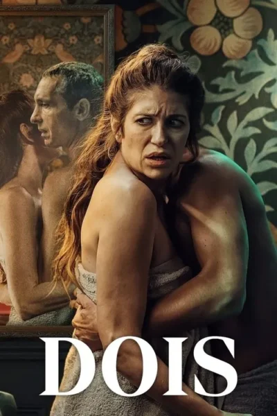 Mulher chocada, de toalha, é abraçada por homem. Ao fundo, reflexo de casal em abraço íntimo. Clima misterioso e tenso.