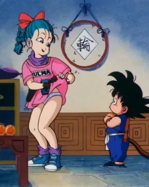 Mulher de cabelo azul, com blusa rosa levantada, expondo a roupa íntima, olha surpresa para um menino com cauda em um quarto oriental.