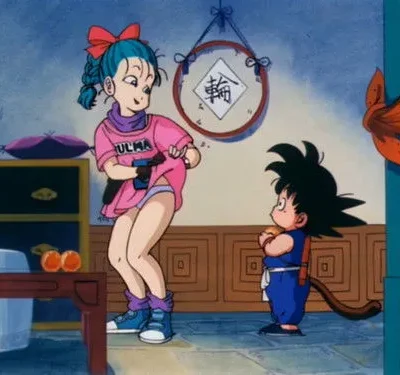 Mulher de cabelo azul, com blusa rosa levantada, expondo a roupa íntima, olha surpresa para um menino com cauda em um quarto oriental.