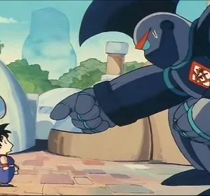 Um menino com rabo de macaco encara um robô gigante escuro que aponta para ele. Cenário de vila futurista com casas arredondadas.