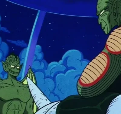 Duas criaturas verdes: uma alada com sorriso malicioso, outra de costas. O céu noturno tem nuvens, estrelas e um feixe de luz azul.