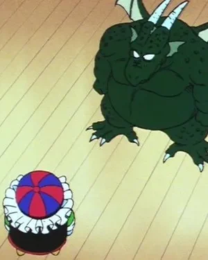 Dragão verde imponente com chifres e asas olha para figura pequena de chapéu listrado e gola branca. Chão de madeira claro.