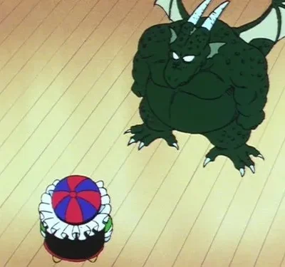 Dragão verde imponente com chifres e asas olha para figura pequena de chapéu listrado e gola branca. Chão de madeira claro.