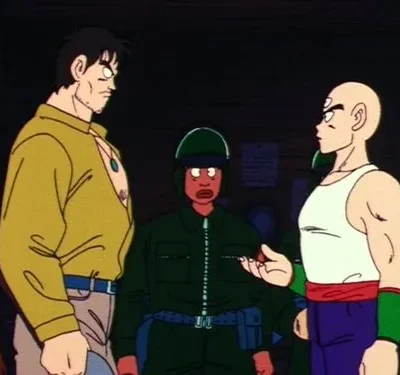 Homem de camisa amarela e careca de regata se encaram intensamente em quarto escuro. Soldado fardado ao centro parece assustado.