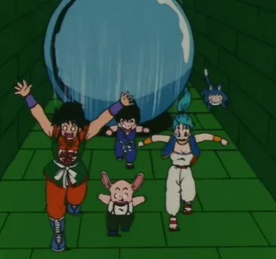 Grupo de anime (homem, mulher, menino, porco, gato) foge em pânico por um corredor verde de uma imensa esfera azul. Cena de ação e humor.