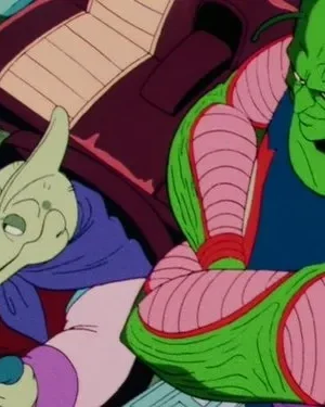 Dois seres animados: um verde-claro com bico e robe, e um verde escuro musculoso com braços segmentados. Parecem sérios em um ambiente futurista.