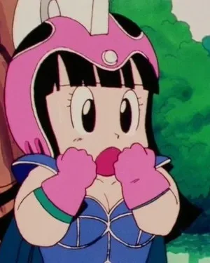 Garota de anime com capacete rosa e roupa azul. Mãos na boca, olhos arregalados de choque. Fundo florestal.