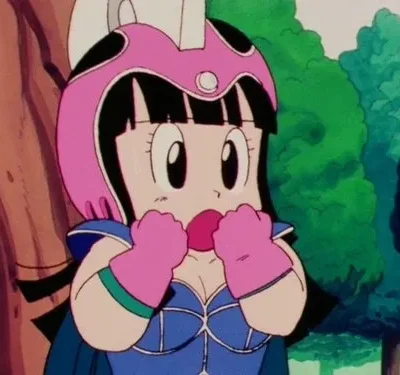 Garota de anime com capacete rosa e roupa azul. Mãos na boca, olhos arregalados de choque. Fundo florestal.