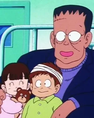 Um homem-monstro de óculos abraça ternamente um menino com bandagem na cabeça e uma menina com ursinho, em um quarto de hospital.