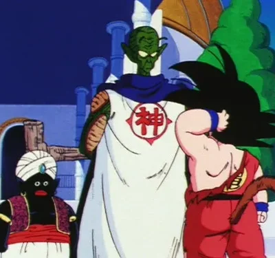 Três figuras de anime: um alienígena verde alto de capa, um ser de pele escura com turbante e um jovem de rabo coçando a cabeça. Cenário claro.