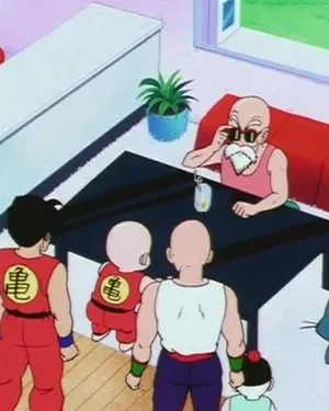 Grupo de personagens de anime numa sala colorida. Um ancião de óculos escuros está à mesa, observado por vários. Um gato azul dorme no sofá.