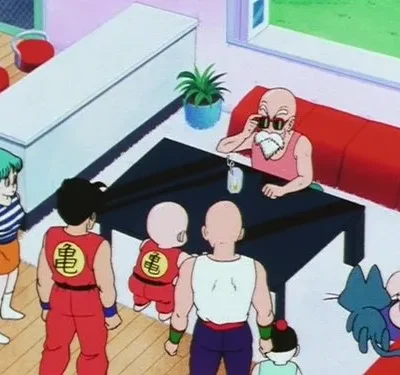 Grupo de personagens de anime numa sala colorida. Um ancião de óculos escuros está à mesa, observado por vários. Um gato azul dorme no sofá.