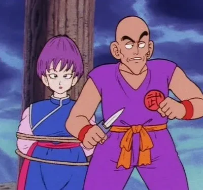 Homem careca de roxo com faca, ao lado de mulher de cabelo roxo amarrada a um poste. Cenário escuro e ameaçador.