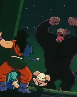 Um homem de cabelos longos e seu gato, uma mulher e um porco assustados encaram um gorila gigante furioso sob céu estrelado.