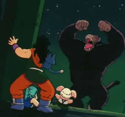 Um homem de cabelos longos e seu gato, uma mulher e um porco assustados encaram um gorila gigante furioso sob céu estrelado.