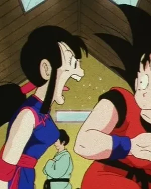 Uma mulher de qipao azul grita com um garoto de gi vermelho assustado, em estilo anime. Cenário de dojo com outros alunos.