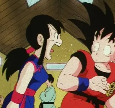 Uma mulher de qipao azul grita com um garoto de gi vermelho assustado, em estilo anime. Cenário de dojo com outros alunos.