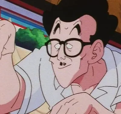 Personagem de anime, homem de óculos, bigode, camisa branca e expressão astuta, com a mão levantada. Fundo desfocado.