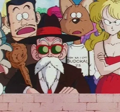 Multidão de personagens de anime: velho de óculos e barba, mulher loira irritada, gato e cão surpresos, observam atentamente um evento.