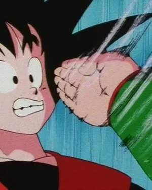 Um jovem personagem de anime com cabelo espetado recebe um soco no rosto, com expressão de choque e linhas de impacto.