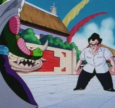 Um ser verde imponente de capa branca e chifres confronta um homem de óculos assustado em um pátio. Edifícios tradicionais ao fundo.